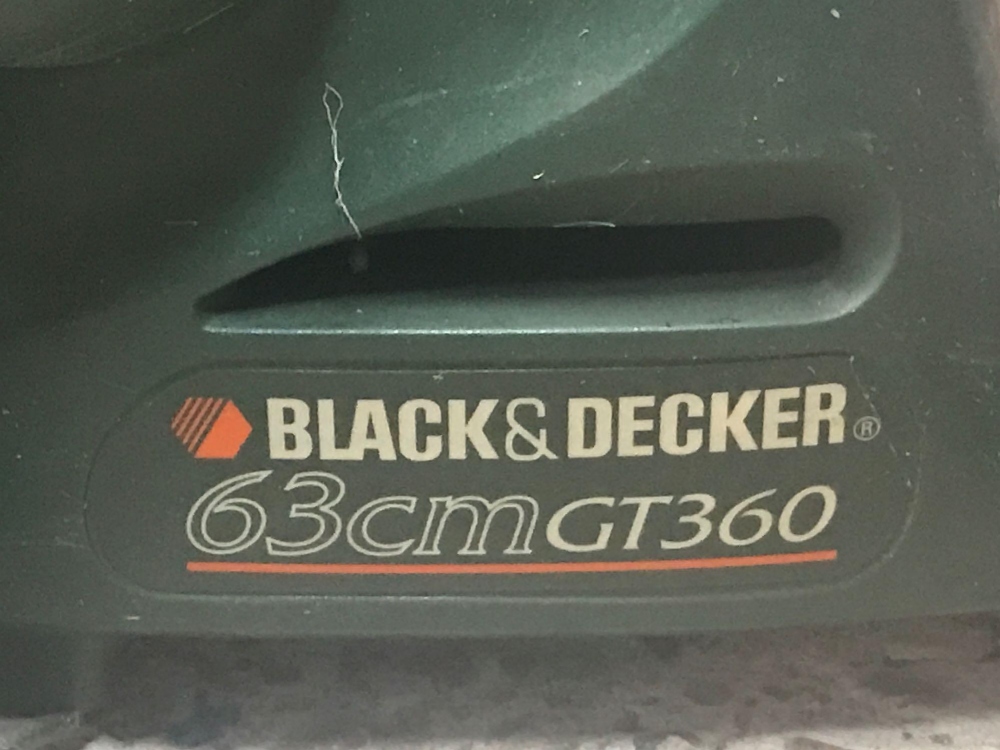 BLACK & DECKER HEDGE TRIMMER WITH 63CM BLADE - Image 2 of 2