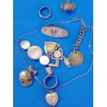 BAG OF MIXED BROOCHES, CHARMS, PENDANTS & RINGS, w. 63g