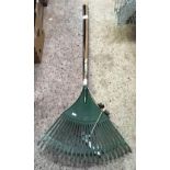 GARDEN RAKE & EXTENDING PRUNER