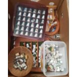 LARGE COLLECTION OF PORCELAIN & METAL THIMBLES IN DISPLAY CASES & LOOSE