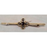 AN ANTIQUE GARNET & PEARL BAR BROOCH SET IN 9ct GOLD