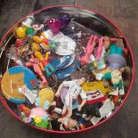 TIN OF VARIOUS NOVELTY KEY RINGS