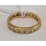 AN 18ct GOLD MOUNTED ETERNITY RING