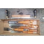 CARTON OF VINTAGE WOOD CHISELS INCL; MARPLES & A VINTAGE DRAWER KNIFE WITH LIGNUM VITAE