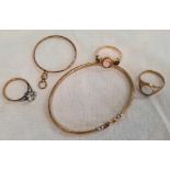 9ct GOLD BANGLE, VARIOUS SCRAP RINGS & A CAMEO A/F APPROX w. 9g