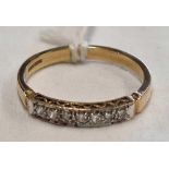 A SEVEN STONE DIAMOND RING SET IN 9ct GOLD