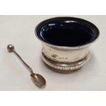 A HALLMARKED SILVER SALT WITH BLUE GLASS LINER AND SILVER SPOON EST