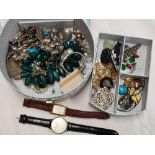 A VANITY BOX WITH COSTUME JEWELLERY INCL; WATCHES, BROOCHES, WATCHES