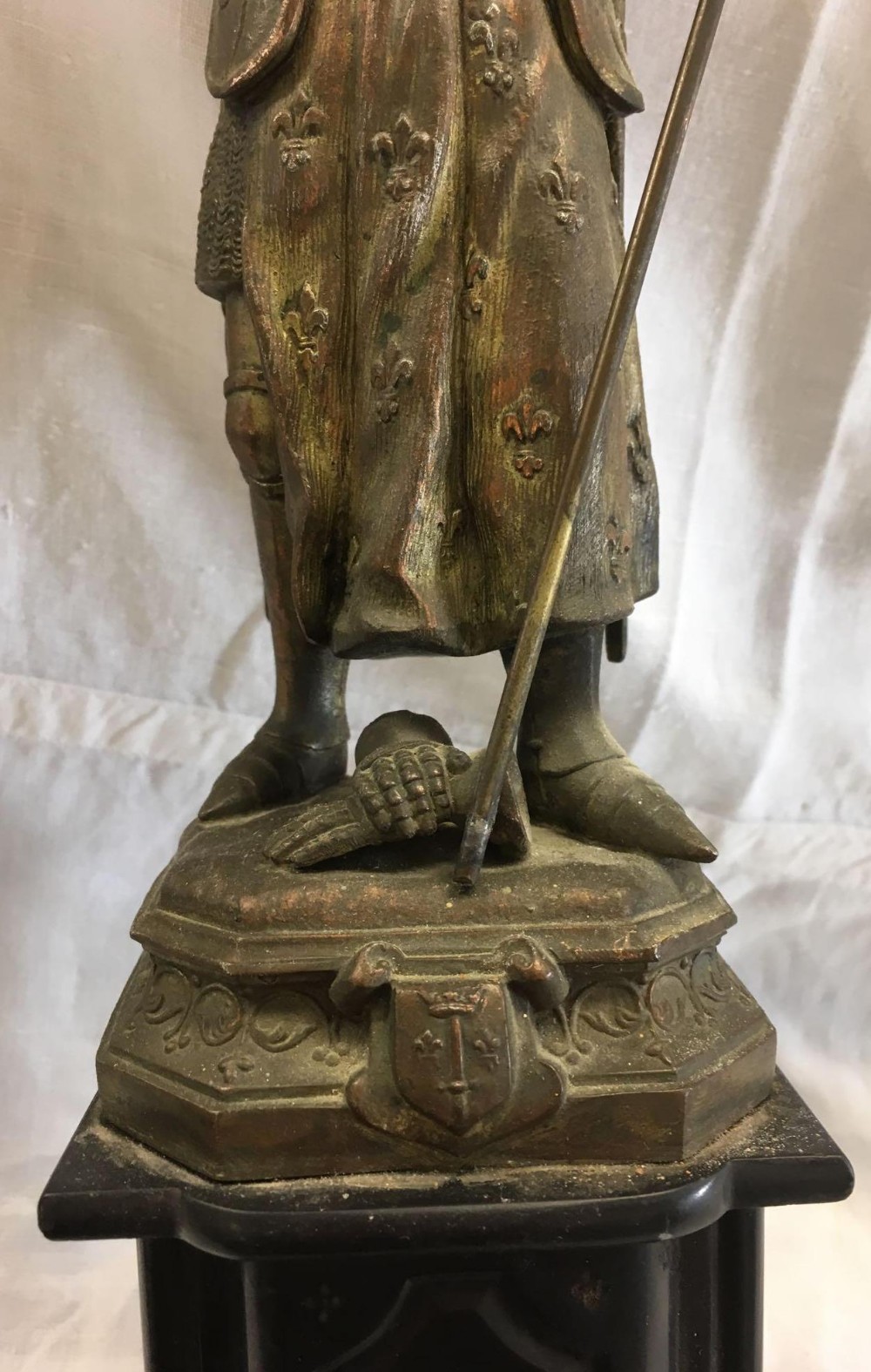 FIGURE OF JOAN OF ARC STANDING ON A MARBLE BASE - Image 3 of 5