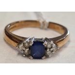 A SAPPHIRE & DIAMOND 7 STONE CLUSTER RING SET IN 9ct