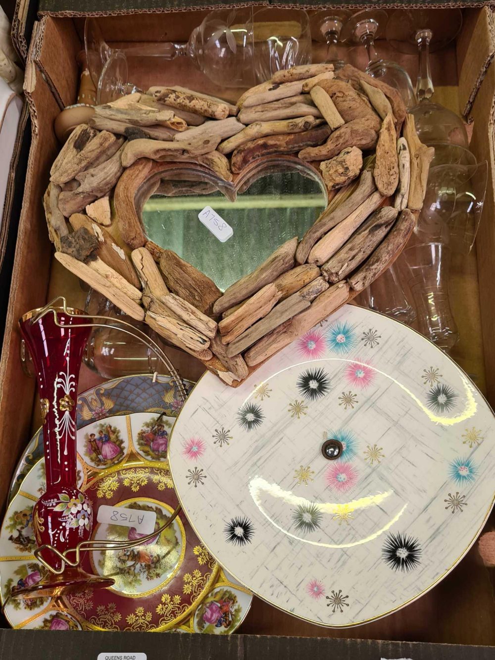 CARTON WITH VARIOUS DRINKING GLASSES, DECORATIVE PLATES, CAKE COMPORT, RUSTIC HEART SHAPED MIRROR