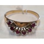 A DIAMOND & RUBY 11 STONE RING SET IN 9ct GOLD