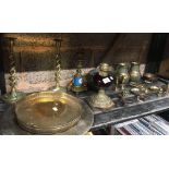 SHELF WITH 2 TWISTED BRASS CANDLE STICKS, BRASS VASES, TRAYS & OTHER BRASS WARE INCL; 2 WOOD & METAL