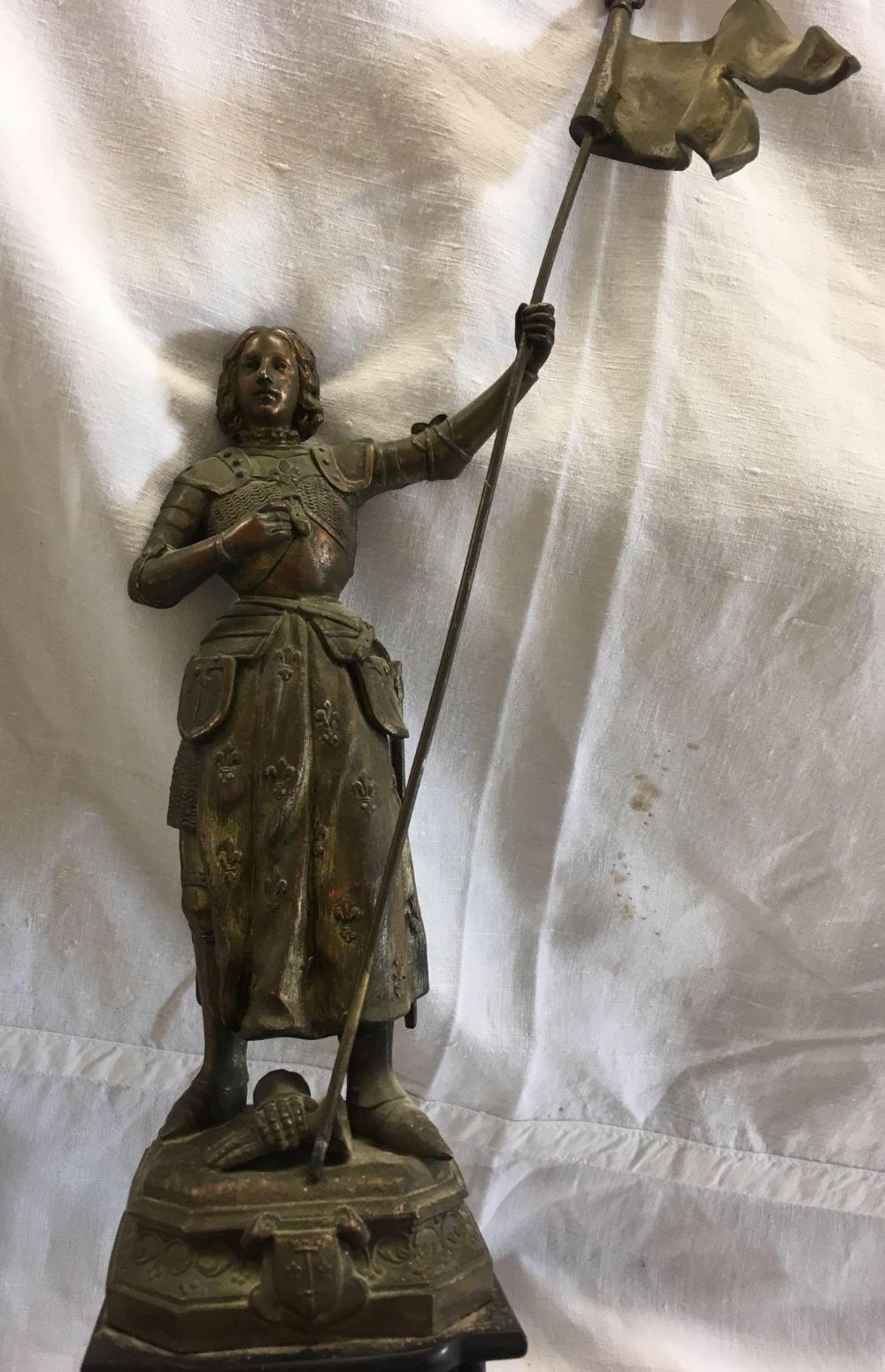 FIGURE OF JOAN OF ARC STANDING ON A MARBLE BASE - Image 2 of 5