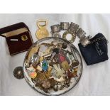 TIN WITH CUFF LINKS, BROOCHES & JEWELLERY ITEMS