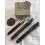 TUB CONTAINING A CONWAY STEWART NO. 286 INK PEN WITH 14ct NIB, AN OSMEROID 35 INK PEN & 1 OTHER &