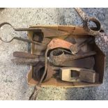 CARTON WITH VINTAGE RUSTY HAND TOOLS, SHEEP SHEARS, SICKLES & HAND TROWELS