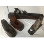 3 VINTAGE WOODEN BLOCK PLANES AND 1 RECORD NO. 4.5 METAL SMOOTHING PLANE