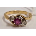 GOOD BOXED 18ct GOLD RUBY & DIAMOND 3 STONE RING, SIZE 'Q' 436g