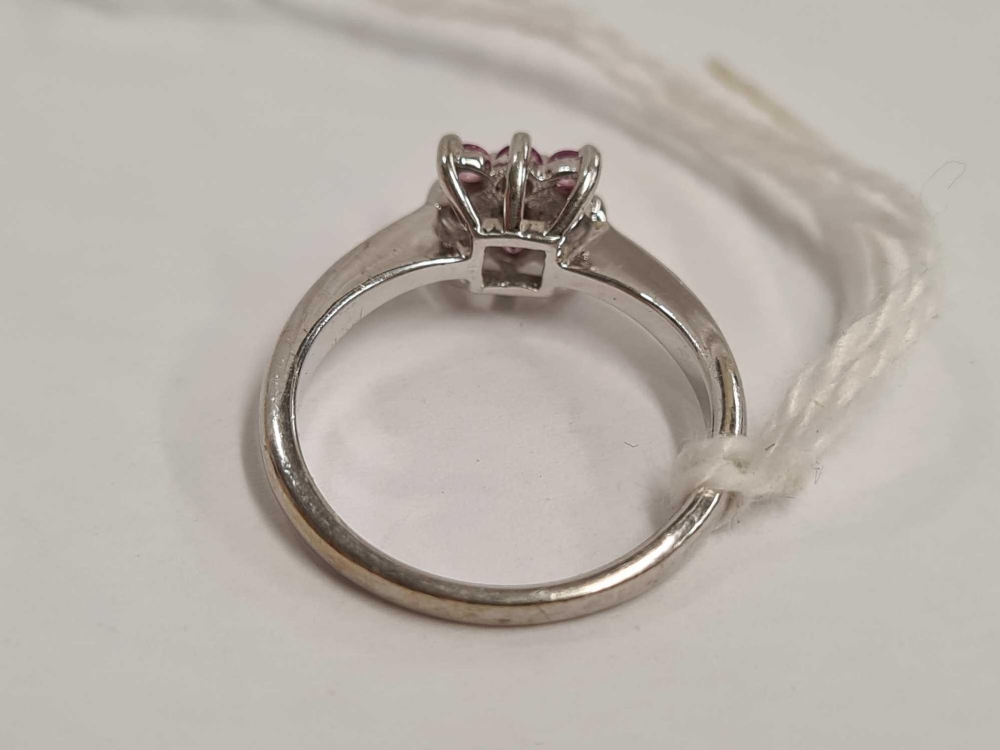 9ct WHITE GOLD PINK STONE CLUSTER RING - Image 3 of 3