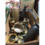 CARTON OF MIXED BRASS & COPPER WARE INCL: BRASS & COPPER CRUMB SCOOPS