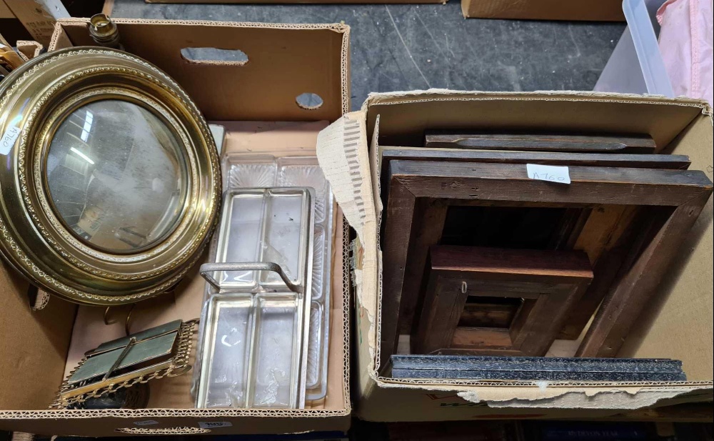 2 CARTONS OF VINTAGE WOOD PICTURE FRAMES, METAL WARE, ROUND BRASS CONCAVE MIRROR & GLASS NIBBLES
