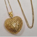 A 9ct GOLD HEART SHAPED PENDANT ON A FINE GOLD NECK CHAIN