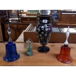 HAND PAINTED VASE, 2 DECORATIVE GLASS BELLS & A MEDINA GLASS SEA HORSE