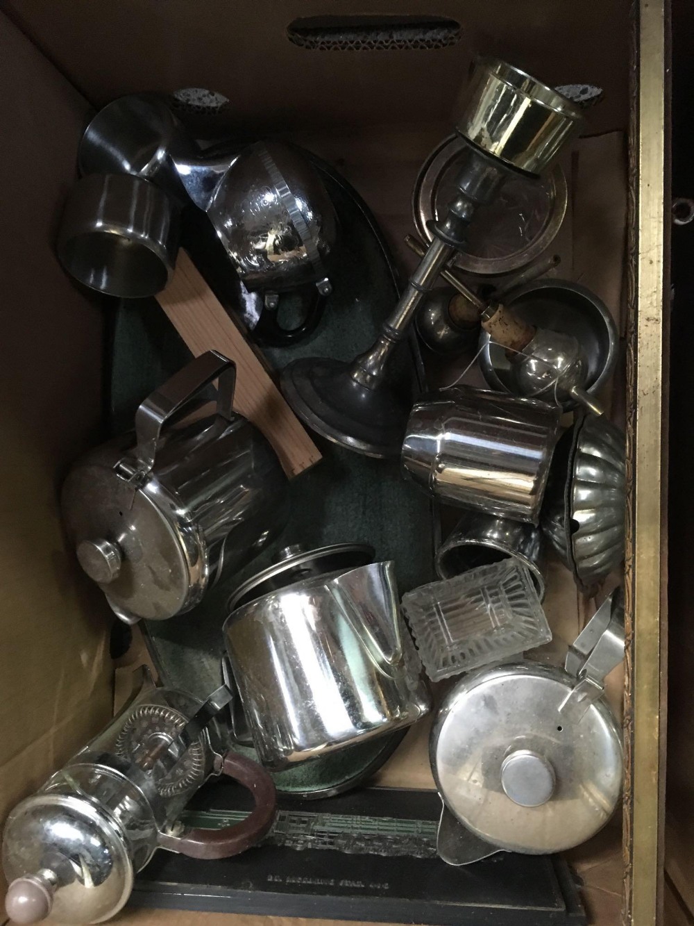 2 CARTONS OF MIXED PLATED & STAINLESS STEEL WARE INCL: GOBLETS, TANKARDS, WATER POTS - Image 2 of 3