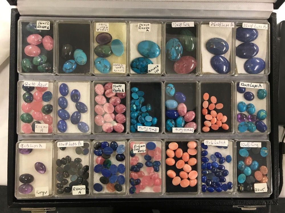 BOX OF VARIOUS OVAL SEMI PRECIOUS CABOUCHON BEADS