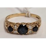 A GOOD SAPPHIRE & DIAMOND 7 STONE RING SET IN 9ct