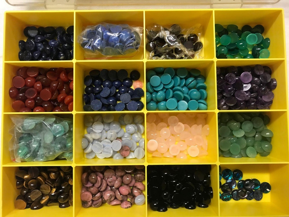 BOX OF VARIOUS LARGER CABOUCHON SEMI PRECIOUS GEMSTONES