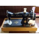 VINTAGE SINGER SEWING MACHINE WITH ORIGINAL CASE