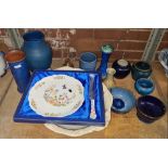 SHELF WITH MISC VASES, LARGE WASH STAND BASIN, AYNSLEY COTTAGE GARDEN CAKE PLATE IN BOX & A BOURNE