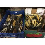 2 CARTONS OF MISC STONE & HORN HANDLED KNIVES & FORKS, MISC STAINLESS STEEL PLATED TABLE CUTLERY