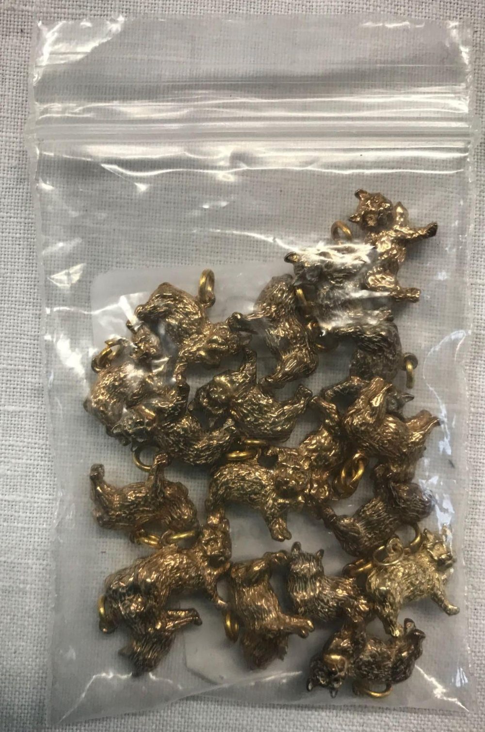 BAG OF YELLOW METAL PUSSYCAT CHARMS, APPROX 48g