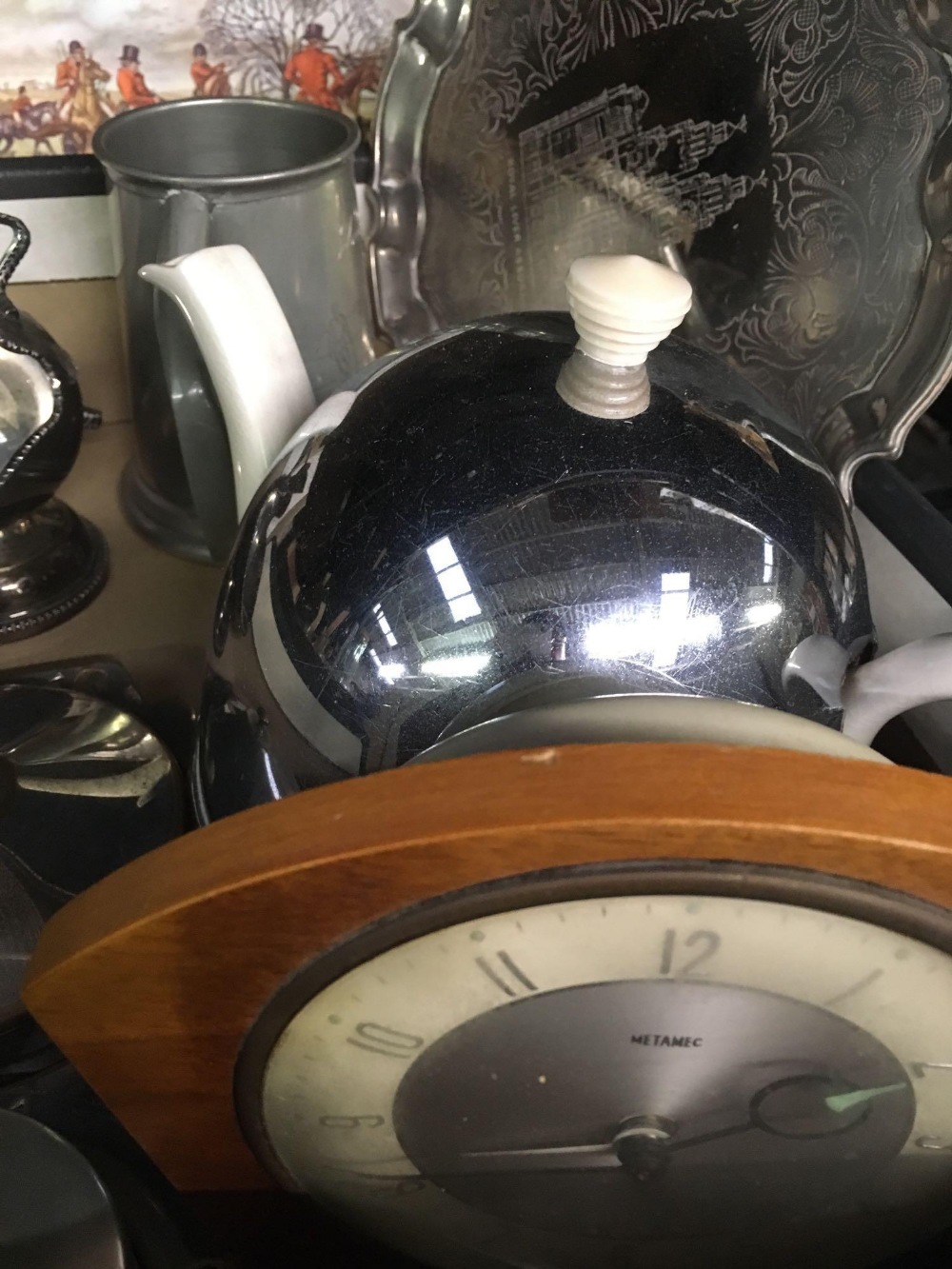 CARTON WITH METAL TRAY, TANKARD, METAL ITEMS & A METAMIC CLOCK - Image 2 of 3