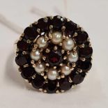 A CIRCULAR CLUSTER GARNET & PEARL RING SET IN 9ct, 5.3g