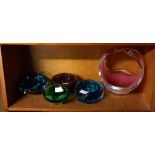 4 VARIOUS COLOURED GLASS ASHTRAYS & A HEAVY STUDIO GLASS FRUIT BASKET