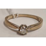 A SINGLE STONE DIAMOND RING SET IN 18ct GOLD