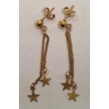 A PAIR OF 14ct GOLD EAR PENDANTS WITH STAR SHAPED DROPS, 3.4g