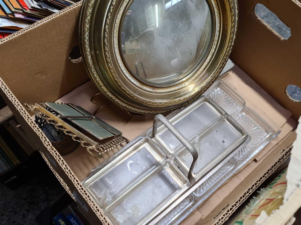 2 CARTONS OF VINTAGE WOOD PICTURE FRAMES, METAL WARE, ROUND BRASS CONCAVE MIRROR & GLASS NIBBLES - Image 3 of 3