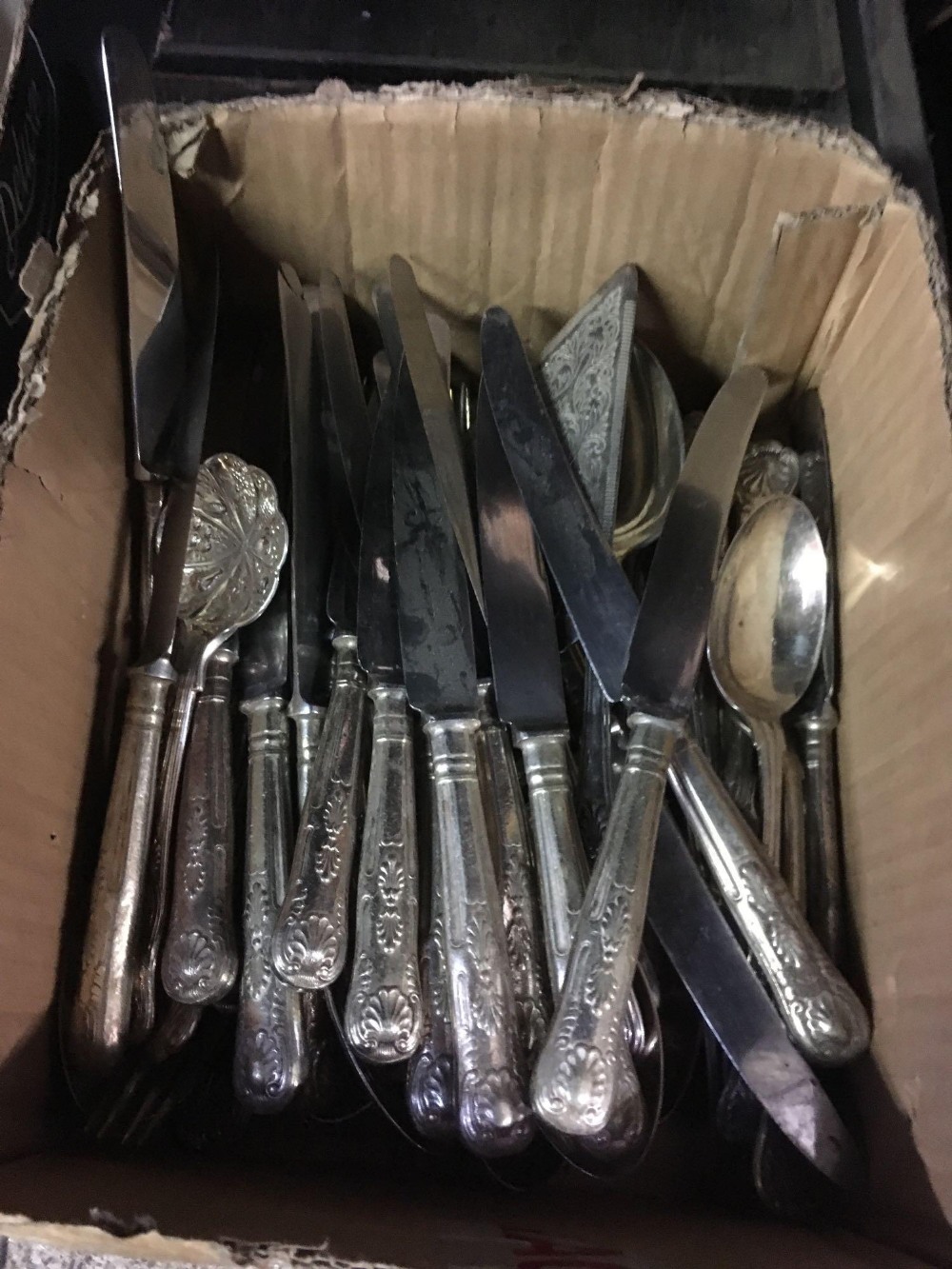 CARTON OF MISC TABLE CUTLERY