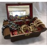 WOODEN ORIENTAL STYLE JEWEL BOX WITH COSTUME JEWELLERY, BROOCHES, RINGS, NECKLACES ETC