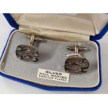 A PAIR OF STYLISH SILVER CUFF LINKS IN FITTED BOX