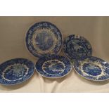 4 WEDGWOOD BLUE & WHITE PLATES & A SPODE BLUE & WHITE