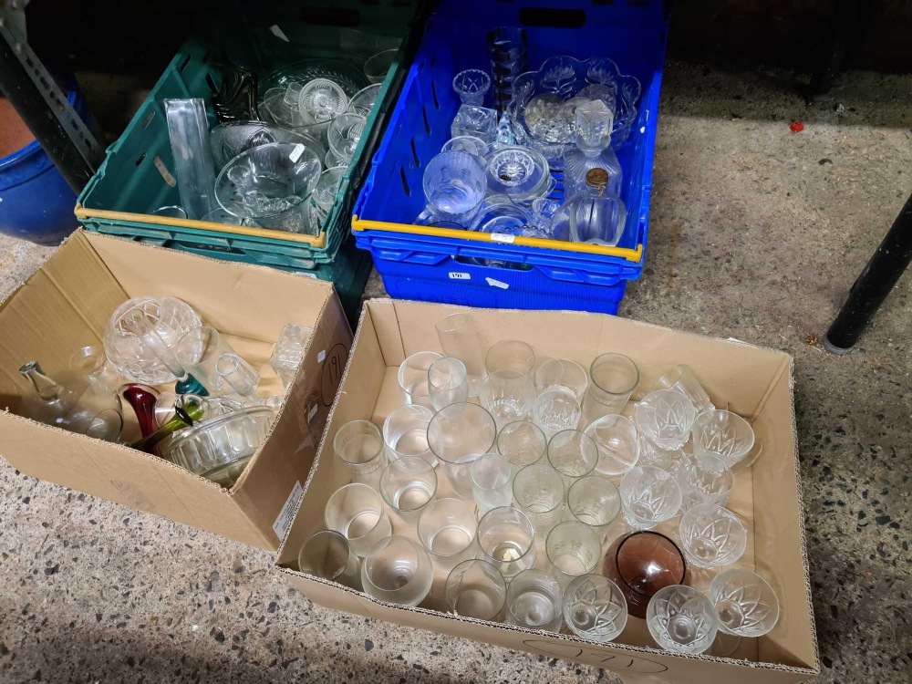 2 PLASTIC CRATES & 2 CARTONS OF MISC GLASSWARE