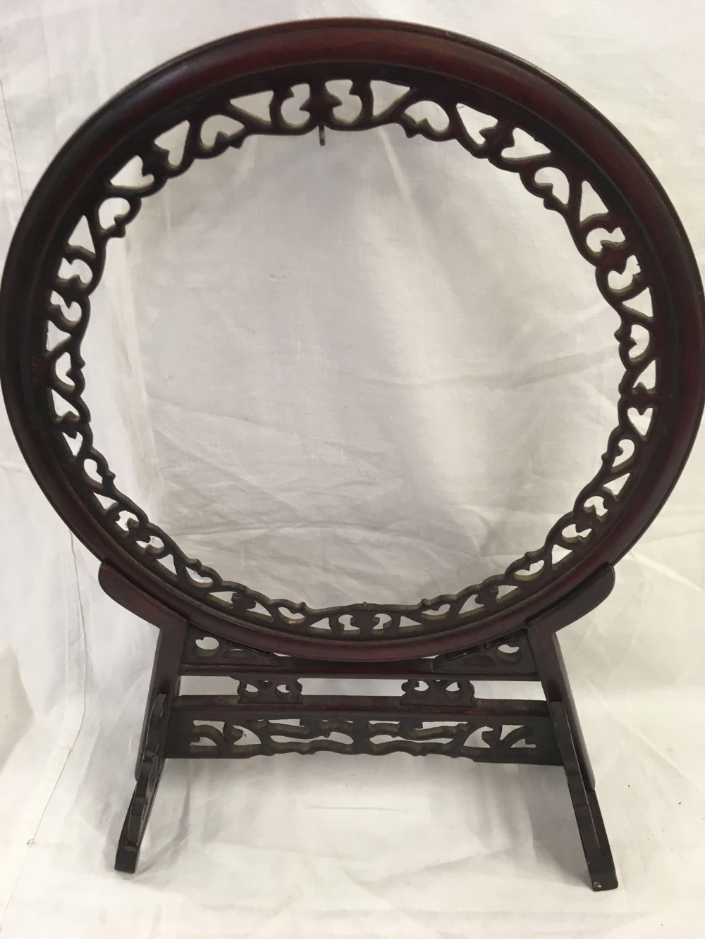 ORIENTAL HARDWOOD CARVED STAND SUPPORTING A CIRCULAR FRAME WITH A MOBILE, DOUBLE-SIDED SILK-WORK - Image 2 of 7