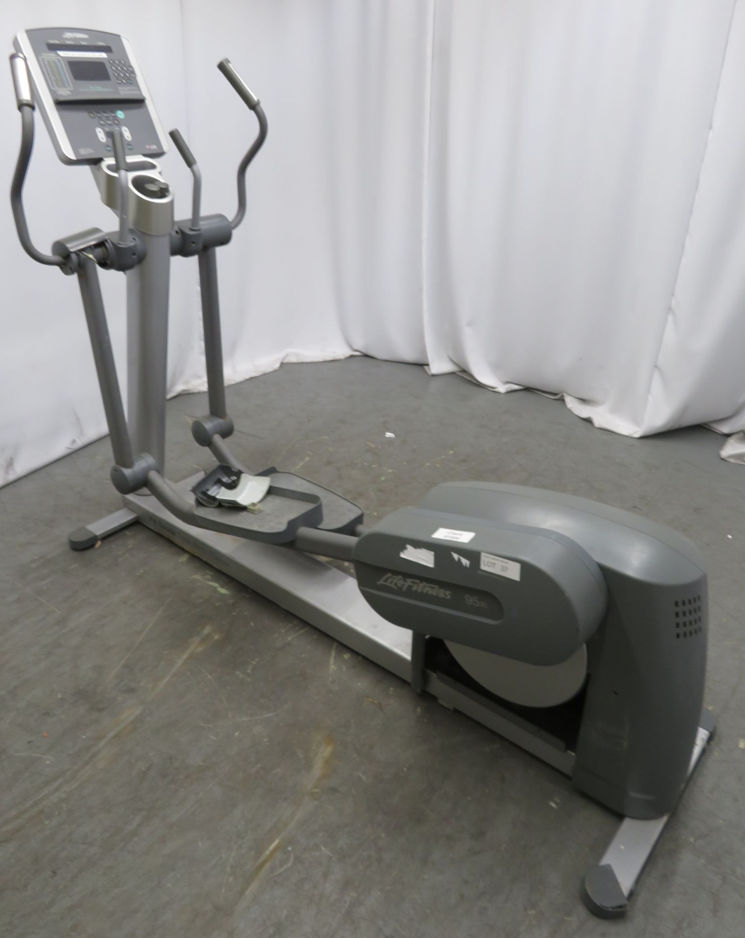 Life Fitness 95xi Cross Trainer. Spares Or Repairs. - Image 2 of 8