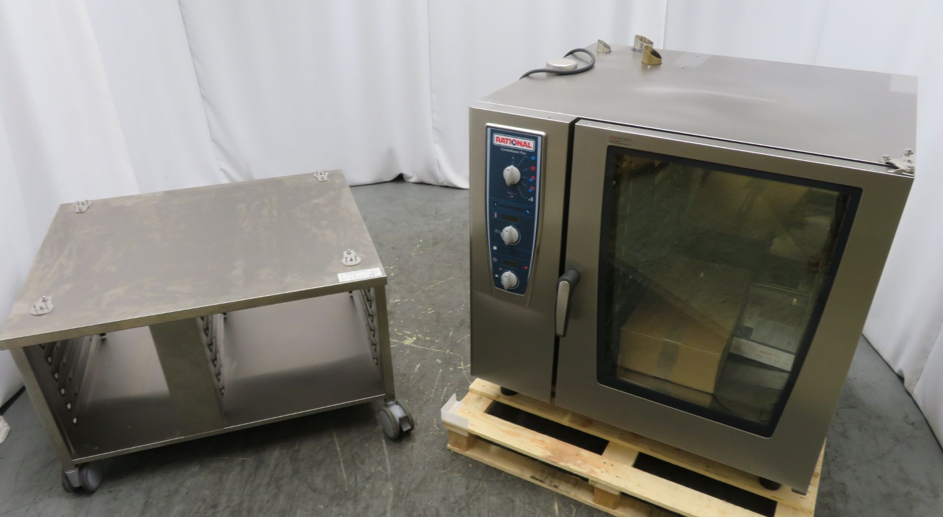 Rational CMP 102 G CombiMaster Plus combi oven with stand. Gas. 2019. Ex Demo. Tested and working. - Image 2 of 15